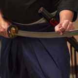 Infine vediamo la classica �Katana�, quella normalmente associata alla figura del samurai: una sciabola leggermente ricurva con l�impugnatura a due mani